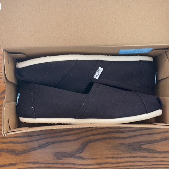 NWOT Toms - Picture 2 of 7